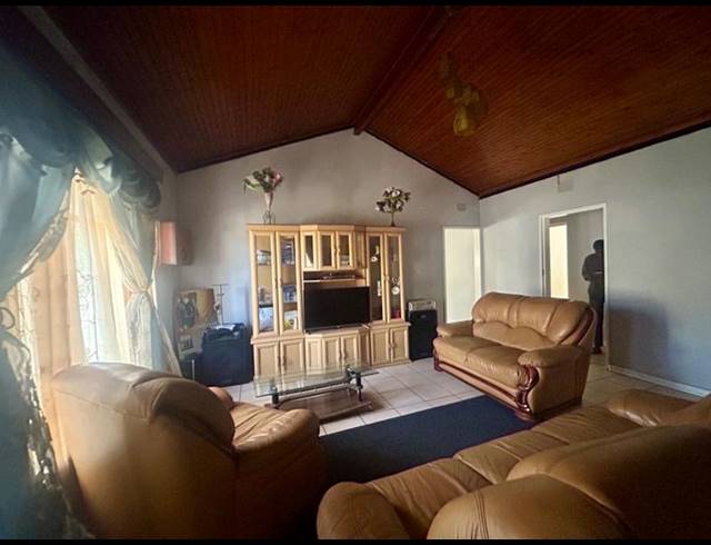 4 BEDROOM HOUSE FOR SALE IN VANDERBIJLPARK CW 5